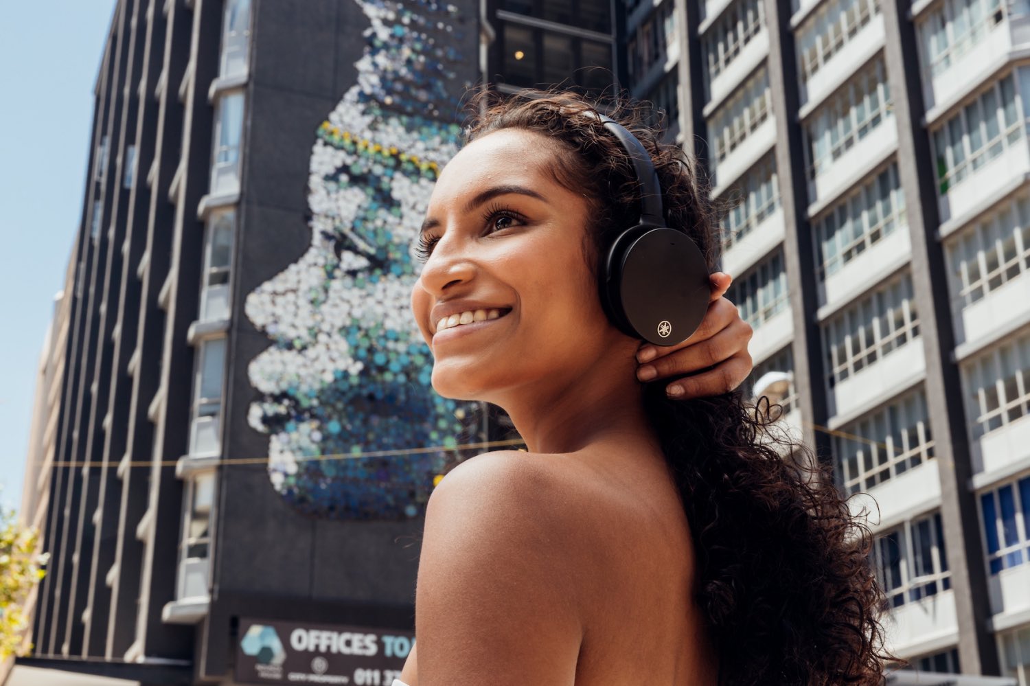 The Yamaha YH-E500 Headphones are now available in South Africa, and after testing them out over the past few weeks we were pleasantly impressed. The perfect headphones for on-the-go, work, and play use.